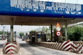 Tháo dỡ trạm thu phí trên quốc lộ 20 sau gần 3 năm dừng hoạt động
