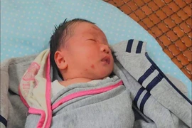 Trẻ sơ sinh chưa cắt dây rốn bị bỏ rơi trước cổng chùa ở Đồng Nai 