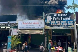 Cháy dữ dội tại bãi xe ô tô sát bên nhiều hàng quán