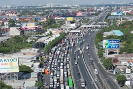 Ngày đầu nghỉ lễ: Kẹt xe từ TP.HCM tới Đồng Nai 