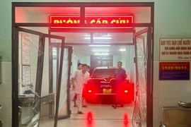 Clip ghi cảnh ô tô không người lái lao thẳng vào phòng cấp cứu của bệnh viện