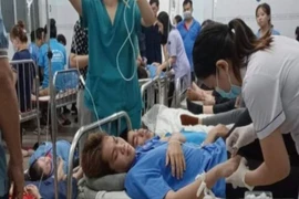 Gần 100 công nhân nhập viện sau ăn bánh đa cua, nghi ngộ độc 