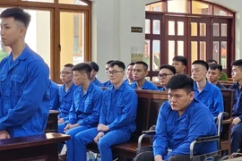 Dùng súng truy sát đối thủ trên phố, một thiếu niên tử vong