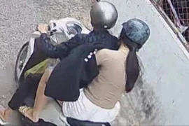 Đôi nam nữ cướp giật điện thoại của bé trai 7 tuổi ở Đồng Nai