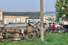 Ô tô tông liên hoàn trên quốc lộ ở Đồng Nai, xe tải lật nhào xuống vệ đường