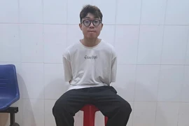 Dùng dao khống chế nhân viên cướp 5 chiếc điện thoại