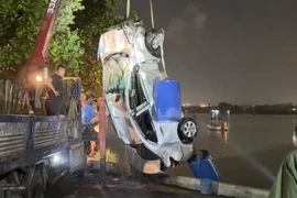 Hình ảnh trục vớt ôtô con cùng thi thể cô gái trẻ trong xe rơi xuống sông Đồng Nai