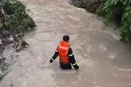  Lực lượng cứu nạn Đồng Nai tìm bé gái bị nước cuốn trôi khi tắm mưa
