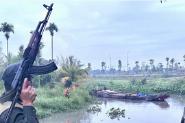 Hàng chục cảnh sát vây bắt nhóm khai thác cát lậu trên sông Đồng Nai