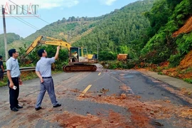 Mưa lớn gây sạt lở tuyến đường nối tỉnh Đồng Nai và Lâm Đồng
