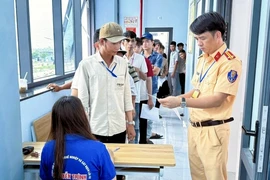 CSGT Đồng Nai đưa đón học viên đến Vĩnh Long thi giấy phép lái xe