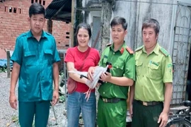 Đi cạo mủ cao su thì bắt được gà lôi trắng trong rừng 