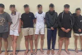 Một thiếu niên bị nhóm tuổi teen bắt giữ ép viết giấy nợ 3 triệu đồng