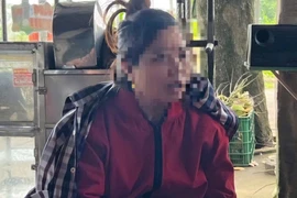 Người phụ nữ lừa lấy xấp vé số của bé trai bán dạo bên đường