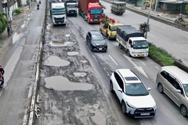 Ô tô chao đảo, tài xế sợ hãi khi qua 'ma trận ổ voi' trên quốc lộ 51