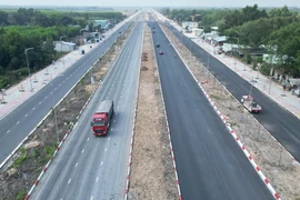 Đẩy nhanh tiến độ các dự án vành đai, cao tốc kết nối sân bay Long Thành