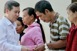 Trưởng ban Nội chính Trung ương Lê Minh Trí tặng quà cho người dân và công nhân tại Đồng Nai