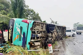 Lật xe khách trên quốc lộ 14 qua tỉnh Đồng Nai, 3 người thương vong