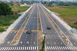 Ngắm tuyến đường 10 làn xe xuyên qua 'viên ngọc xanh' sắp hoàn thành ở Đồng Nai