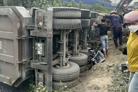 Xe ben chở đá lật đè ô tô con, nữ tài xế tử vong 