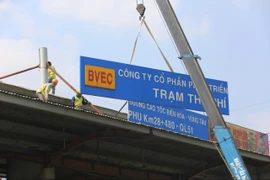 Đang tháo dỡ 2 trạm thu phí trên Quốc lộ 51
