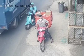 Camera ghi cảnh kẻ trộm thản nhiên lấy xe và hàng của shipper