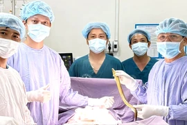 Phẫu thuật lấy con lươn dài khoảng 50cm chui trong bụng người đàn ông 