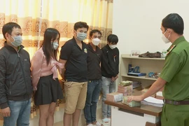Truy tố nhóm người dàn cảnh cướp gần 1 tỉ đồng ở cửa ngân hàng