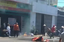 Dùng xăng đốt vợ cũ, cả 2 bị bỏng nặng