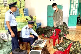 Đắk Lắk: Tạm giữ hàng ngàn bộ đồ rằn ri chưa rõ nguồn gốc, xuất xứ