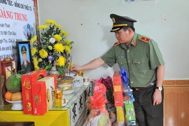 Thiếu tướng Đinh Văn Nơi thăm hỏi gia đình liệt sĩ, cán bộ bị thương trong vụ nổ súng ở Đắk Lắk