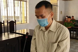 Vợ đi ăn uống với bạn, chồng canh cửa và... gây án