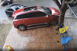 Camera ghi cảnh ô tô đậu ven đường bị xe khác liên tục tông vào