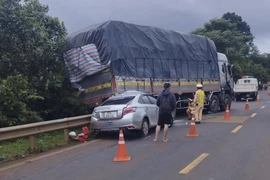 Xe tải mất phanh chạy lùi cán bẹp đầu ô tô con, tài xế may mắn thoát nạn
