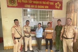 CSGT Đắk Nông trả lại tiền vàng cho người dân bị đánh rơi