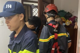 Cảnh sát đu dây từ tầng 18, giải cứu bé gái 2 tuổi mắc kẹt trong chung cư