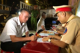 Phạt tiền, tước bằng lái tài xế dương tính với ma túy, vượt chốt