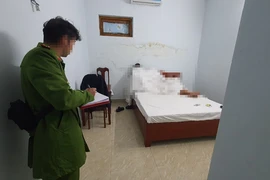 Nhân viên quán karaoke kiêm môi giới cho khách vui vẻ 