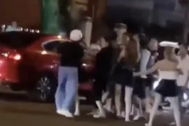 Công an vận động cô gái lái ô tô tông xe người khác đến trình diện 