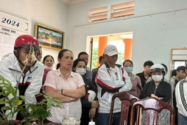 Phụ huynh kéo đến 1 trường tư rút hồ sơ cho con