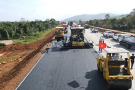 Bắt đầu thảm nhựa cao tốc Khánh Hòa – Buôn Ma Thuột