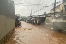 Nhiều tuyến đường ở TP Buôn Ma Thuột biến thành sông sau trận mưa lớn