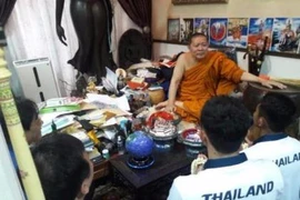 Sư Phra lại làm phép cho đoàn thể thao Thái Lan