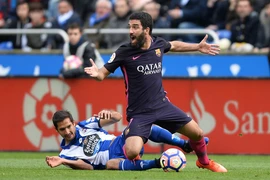 Đánh nhà báo trên máy bay, sao Barca bít cửa lên tuyển