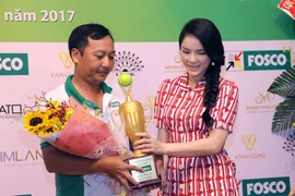 Người đẹp Lý Nhã Kỳ thanh lịch trao cúp