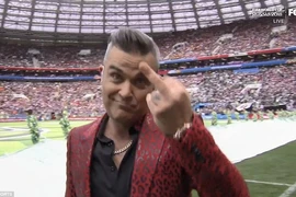 Giải mã “ngón tay thối” của Robbie Williams
