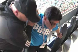 “Con cháu” đá dở, khổ thân Maradona
