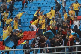 Đội nhà thua, CĐV phá sân Asiad