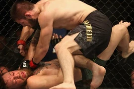 Khabib đánh bại McGregor trong trận đấu thế kỷ