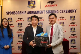 Pan nâng niu những đôi chân Futsal trẻ